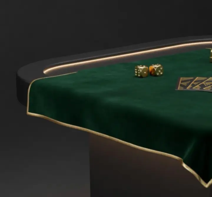 Elegáns casino-stílusú dekoráció és részletgazdag asztaldesign arany, zöld és bordó színekkel.